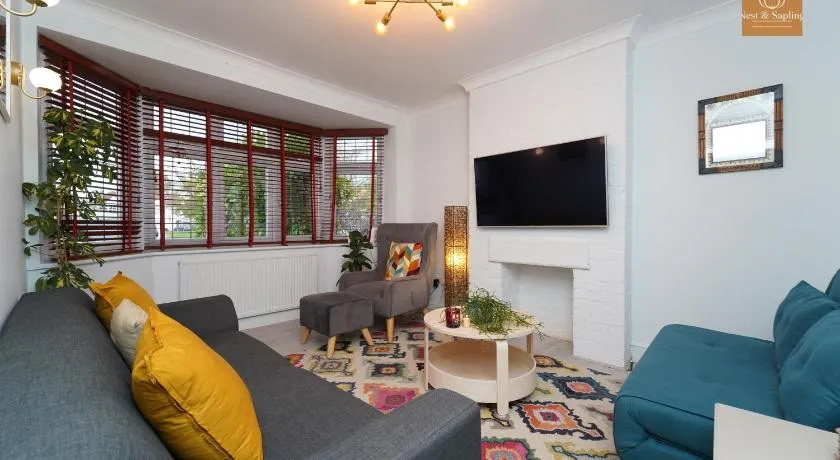 Gaia Cottages 3BR Home with Parking,WIFI,Garden,EV & Desk - Image 1