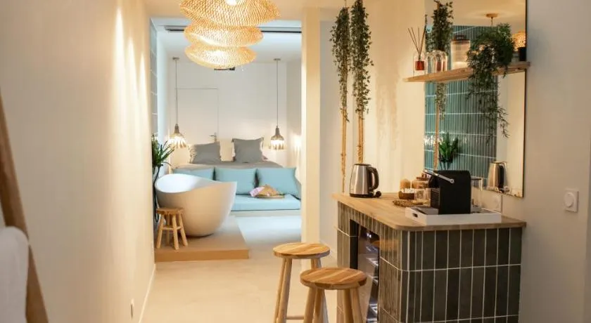 La Penida Suite avec Sauna & Baignoire Hyper Centre Lille - Image 1