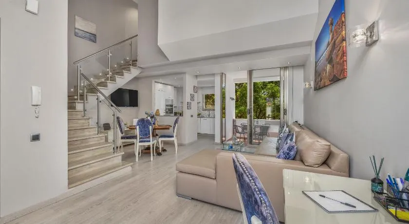Renovated Vilamoura Penthouse Near Marina & Beach - Image 1
