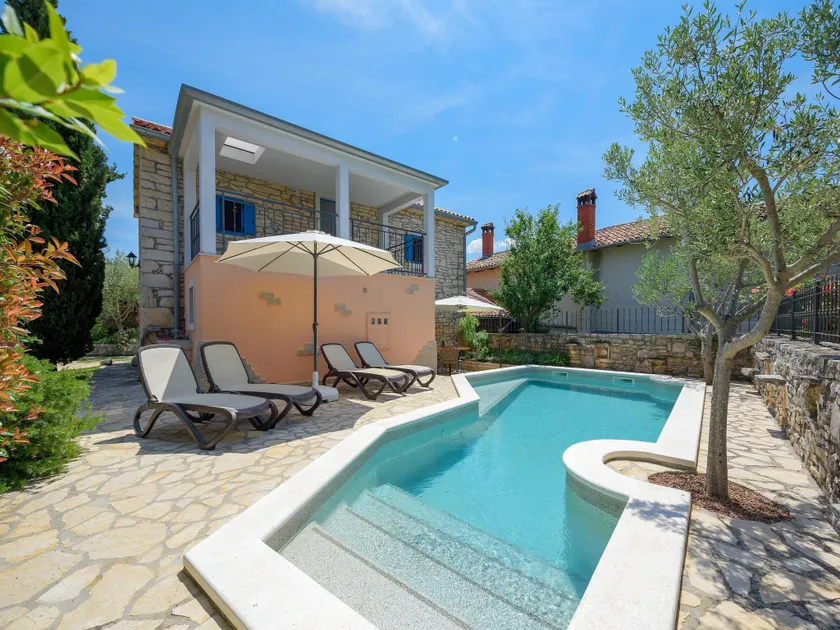 Pretty villa with balcony - Image 1