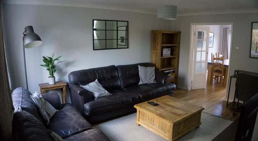 Entire 3-bed house near Cheltenham racecourse and town - Image 1