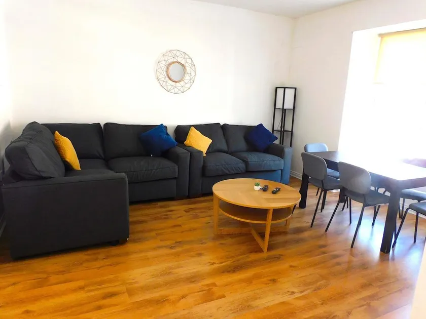 No 9 - Modern 3 Bedroom Apartment in Lanark Town Centre - Image 1