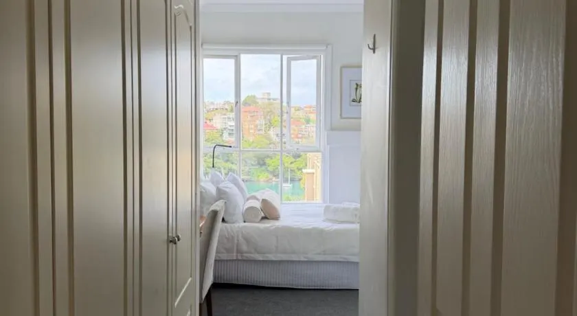 Neutral Bay Stunning Two Bedroom Apartment - Image 1