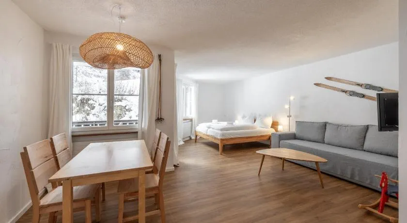 2302 Charmante 2,5-Zimmer-Wohnung mit Suedbalkon und stilvoller Einrichtung - Image 1