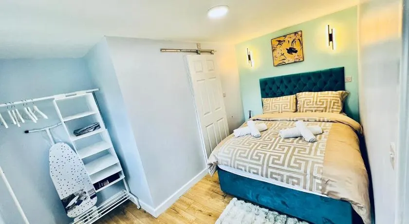 Luxe 1B Chalet, HotTub, free parking Nr LTN Airport, L&D Hosp, Whipsnade Zoo, fast trains into Central London - Image 1