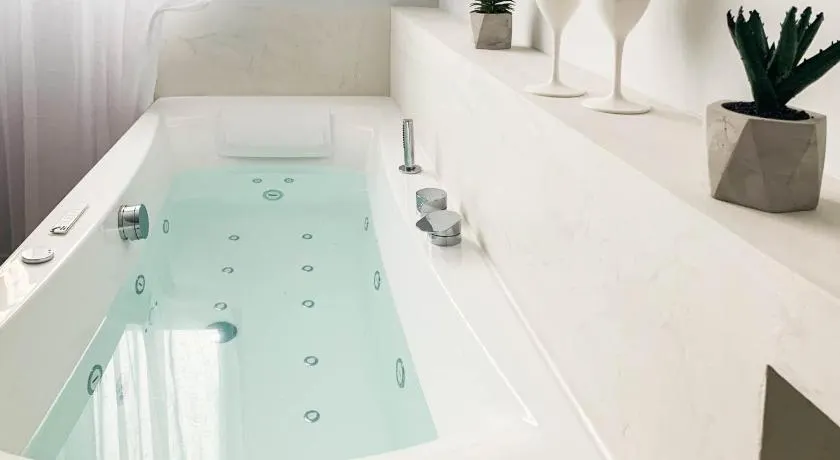 Jacuzzi Bay avec LITERIE GRAND LUXE proche du lac Annecy Avenue du Parmelan - Image 1