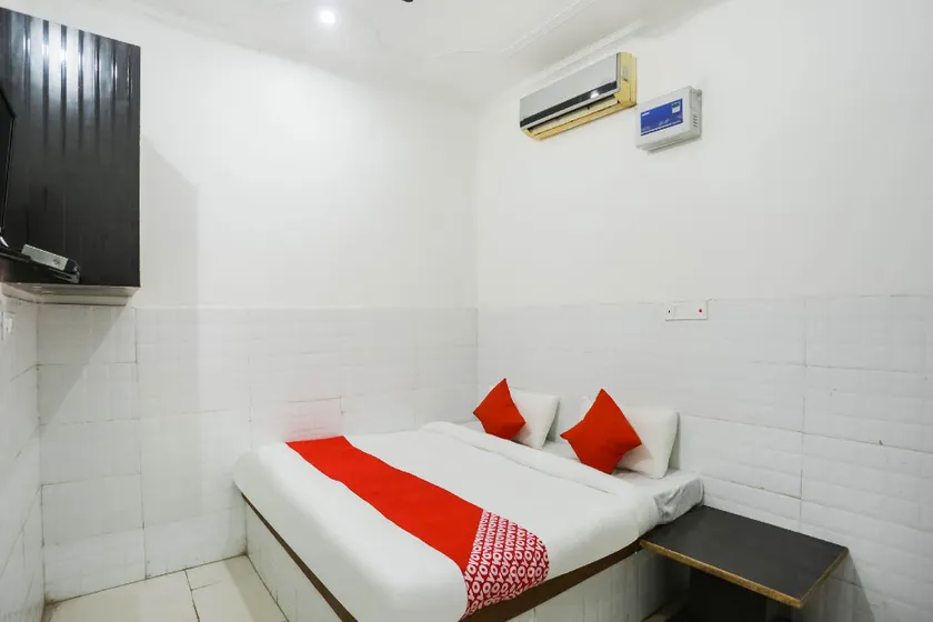 OYO 66408 Hotel Rajwada - Image 1