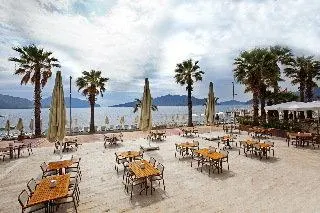 Sol Beach Hotel - Image 1