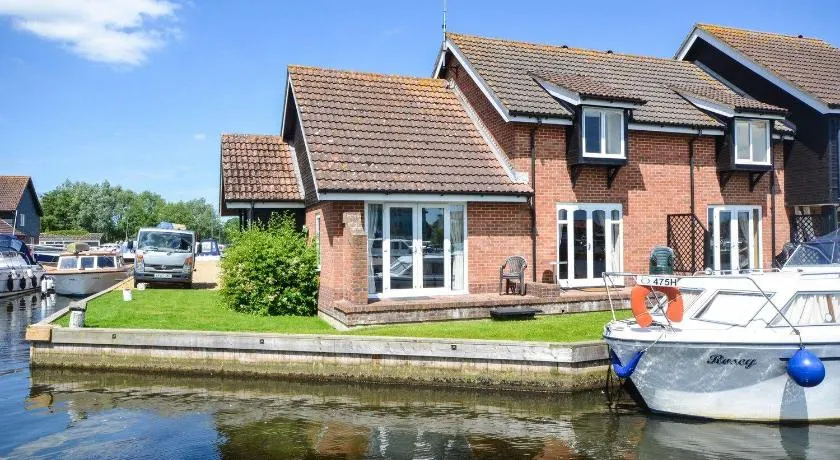 Cavell - sleeps 2 people right in the heart of Wroxham on the Norfolk Broads - Image 1