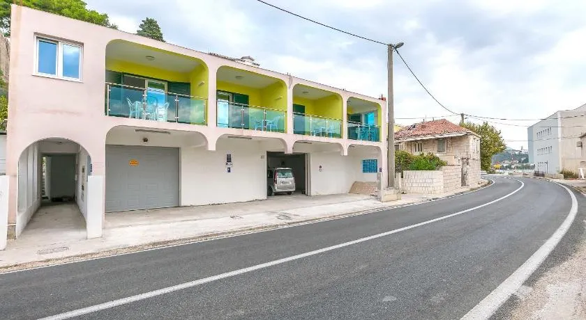 Apartments Road star - Image 1