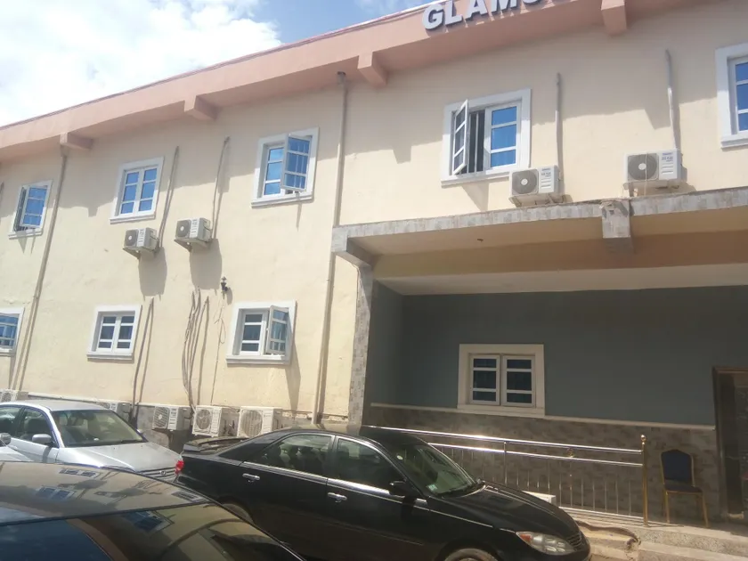 Glamour Park Hotel and Suites - Image 1