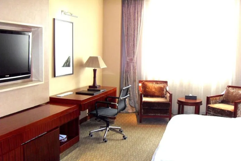 Yosemite Hotel - Image 1