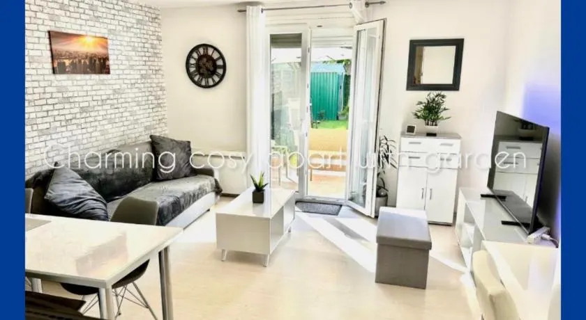 Charming cosy apart with garden free parking - Image 1