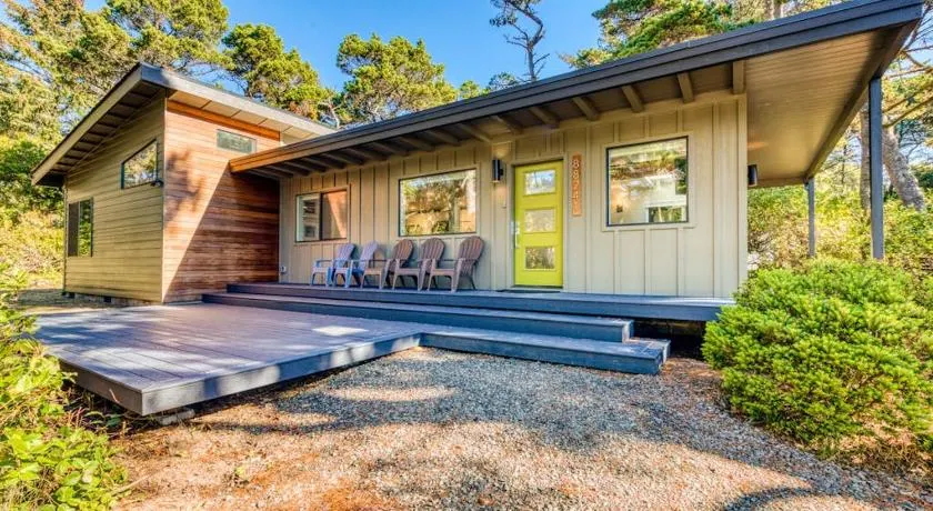 Stunning new home with furnished deck & easy beach access - Image 1