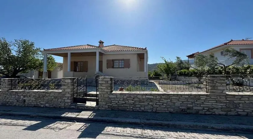 Rustic and Spacious House - Image 1