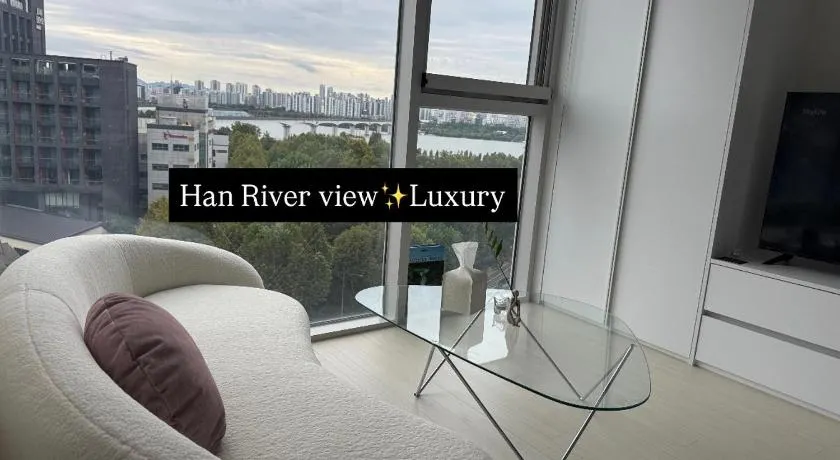Hoya1 house-Hongdae, Hapjeong Station 1 minute, Luxury hotel style, Panorama Han River View 6 people, 2Room, 3Q bed - Image 1