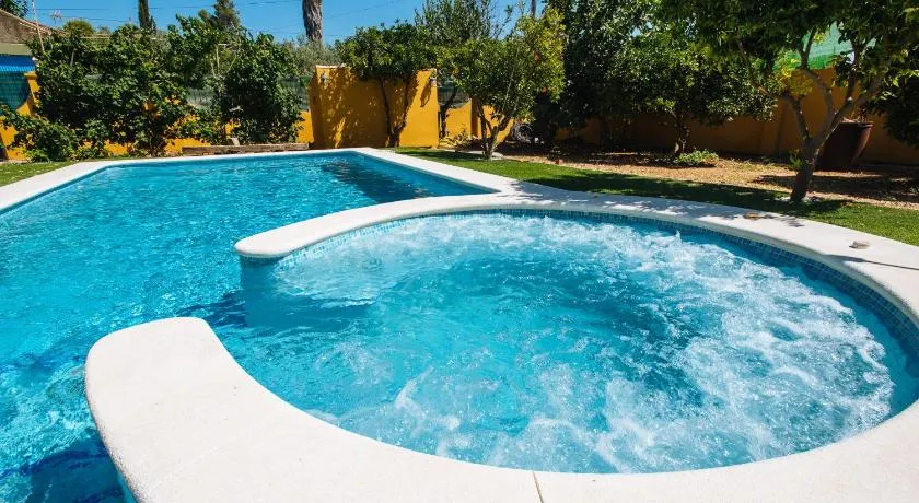 Villa Los Naranjos, Oase mit Whirlpool, 15 Minuten von Sevilla entfernt - Image 1