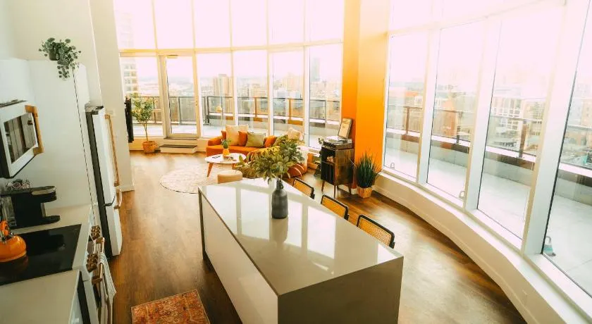 Penthouse - Luxe Stay with Views - Free Parking - Image 1
