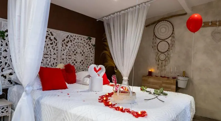 Une Clé Pour Deux - Chambre romantique avec Patio & Spa privatifs - Image 1