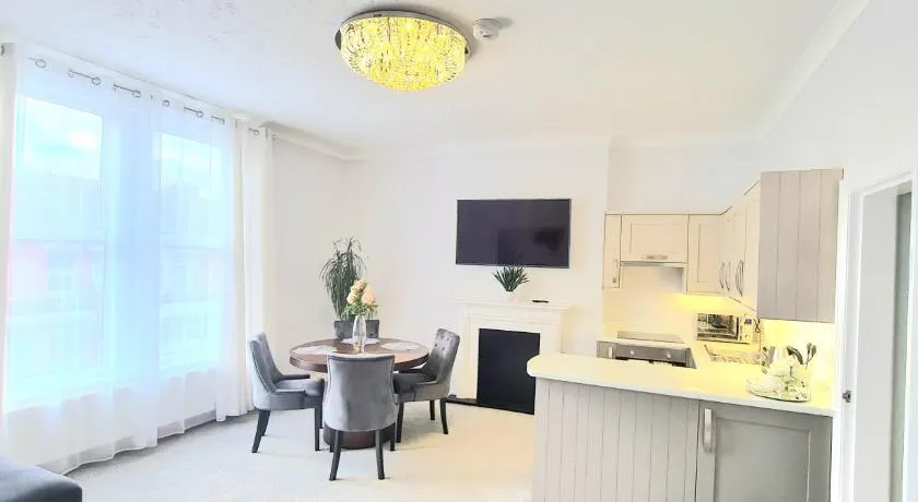 Spacious 3 bed flat near the sea with parking - Image 1