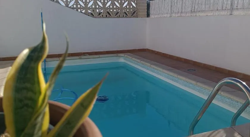 MOANA SURF HOUSE - Image 1