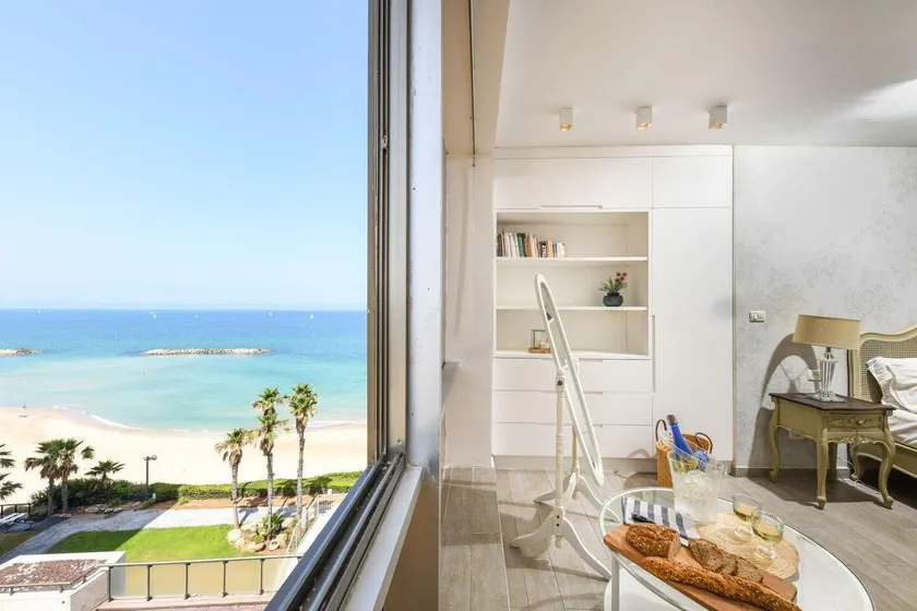 Beachfront With Sea View In a beautiful building - Image 1