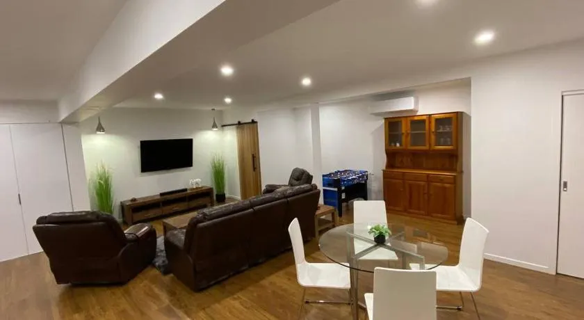 Modern Suite with Mountain Views - Image 1