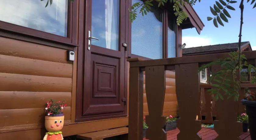 Log cabin - free parking garden & pet friendly - Image 1