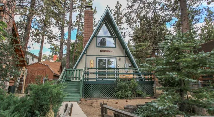 The Getaway - Wunderschönes A-Frame-Chalet / In der Nähe von allem / Kostenloses WLAN / KOSTENLOSER 2-Stunden-Fahrrad- / Kajakverleih - Image 1