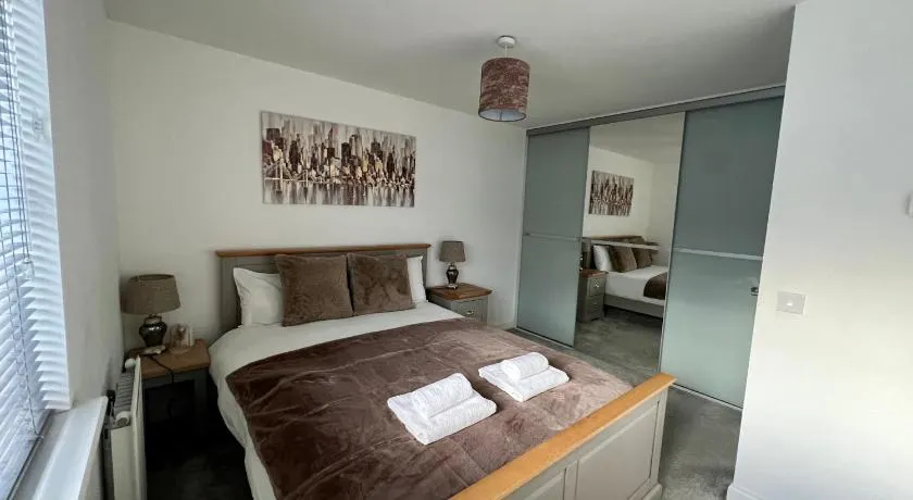 Beautiful 4-Bedroom House with Private Garden & Parking - Image 1