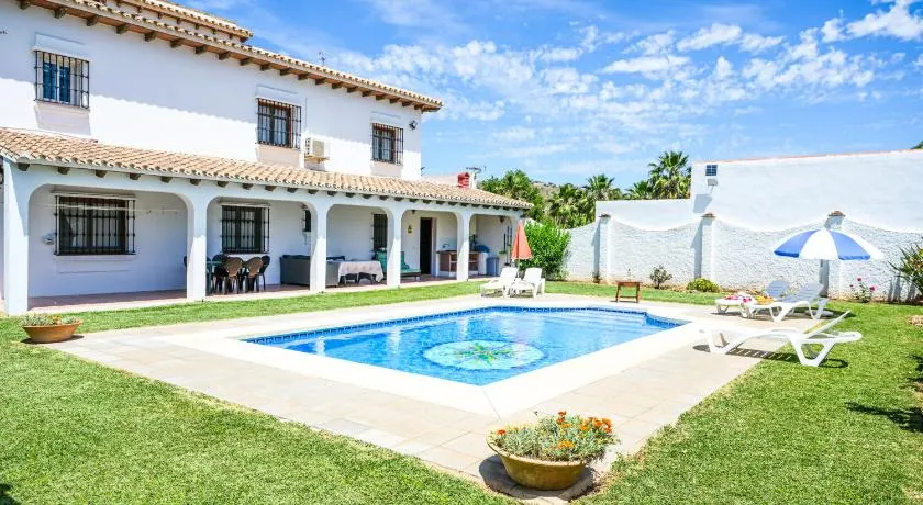 Amplia casa rural con precioso jardín cerca de Málaga capital. - Image 1