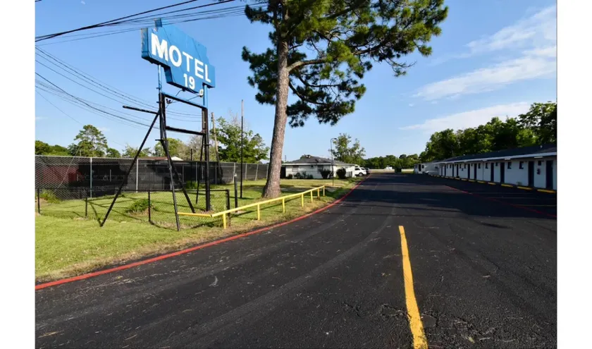 Motel 19 By Capital O Baytown I-10 - Image 1