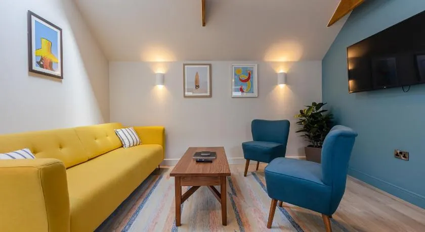 Waterside Apartment - Image 1