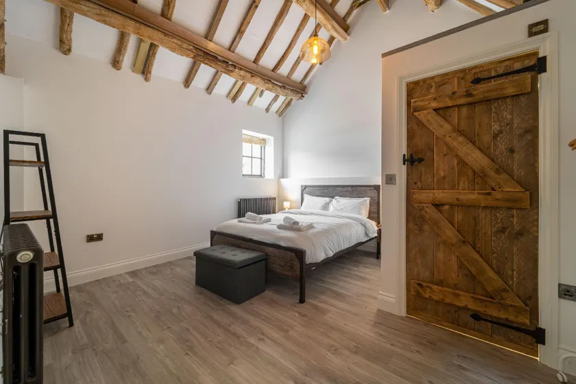 Secluded and Luxurious 4BR Barn Conversion - Image 1