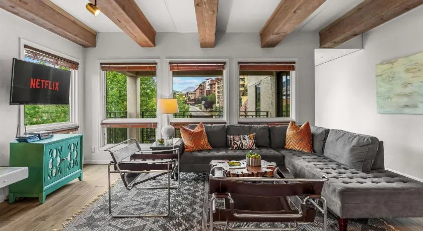 Rustic-Contemporary 3Br With Great Views Condo - Image 1