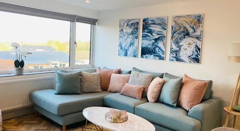 Lees Lookout Holt ,2 bedroom luxury apartment with private parking - Image 1