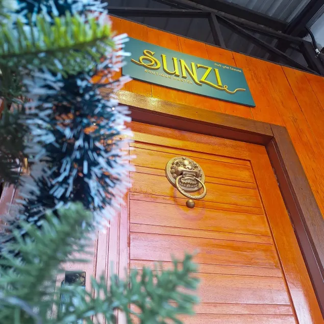 SUNZI BOUTIQUE HOSTEL : ซันซิ บูทีค โฮสเทล - Image 1