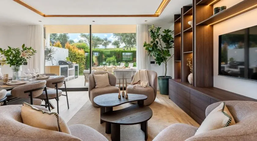 Luxury Golf Townhouse in Aloha with Pool & Garden - Image 1