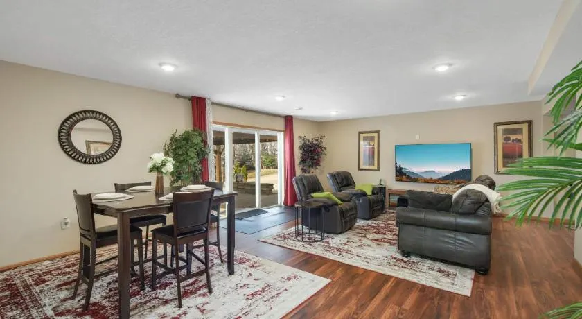 Charming 3-bedroom 1 bath basement nook with backyard view and gazebo - Image 1