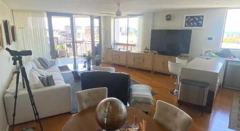 It's Paradise Here, Private Room with Breakfast and 2 cats - Image 1
