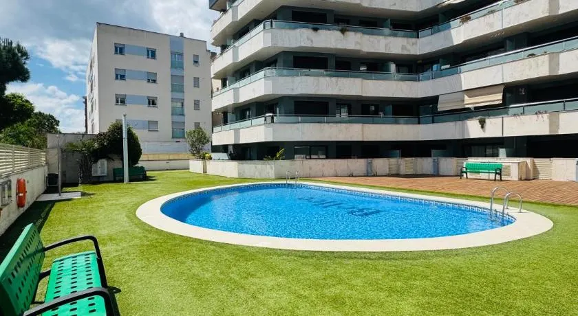 Hermoso piso en un paso de la Playa de Fenals con piscina - Image 1