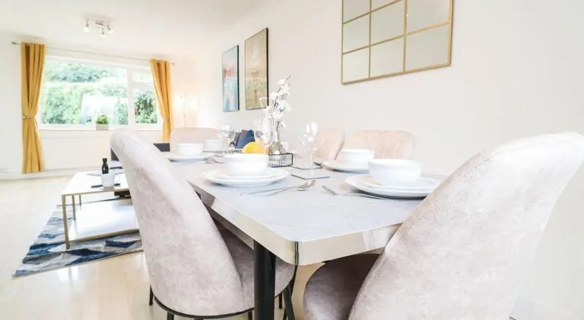 Large 3 Bed - Free Parking - Long Stay Discount - Image 1