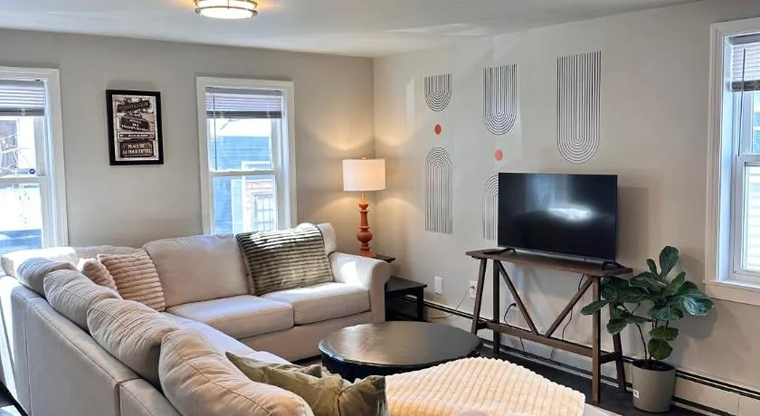 Bright 2-Bedroom Apartment in Federal Hill with Parking, Walk to Atwells Ave - Image 1