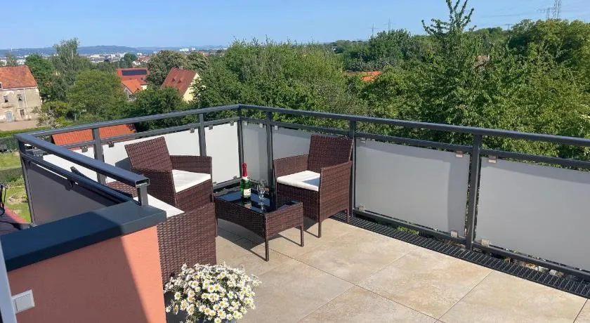 Apartmenthaus Landeskrone Dresden für Gruppen bis 20 Personen, 2 Wohnungen, Sauna, Dachterrasse & Garten - Image 1
