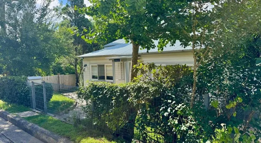Large Family Cottage - Walk to Town - Image 1
