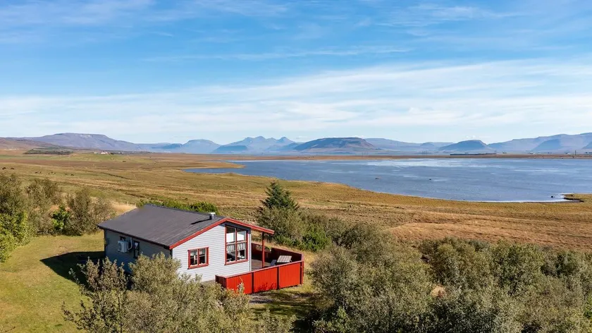 Hvalfjarðarsveit Cottage with lake and fjord views - Image 1