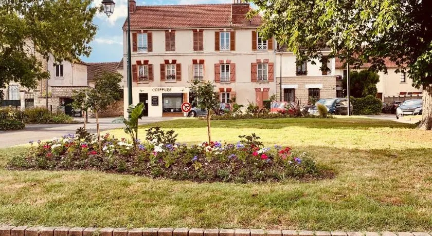 Le Logis Cantilien Lamorlaye-Chantilly - Image 1