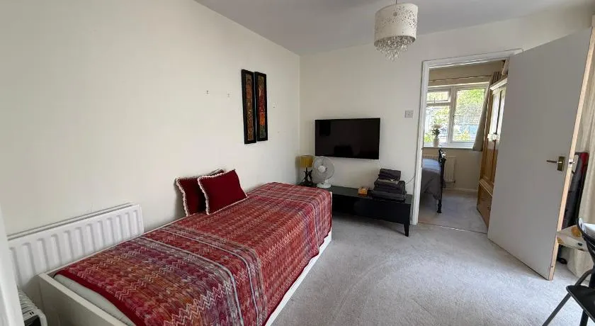 Cosy Apartment with Private Access and Kitchenette in Guildford - Image 1