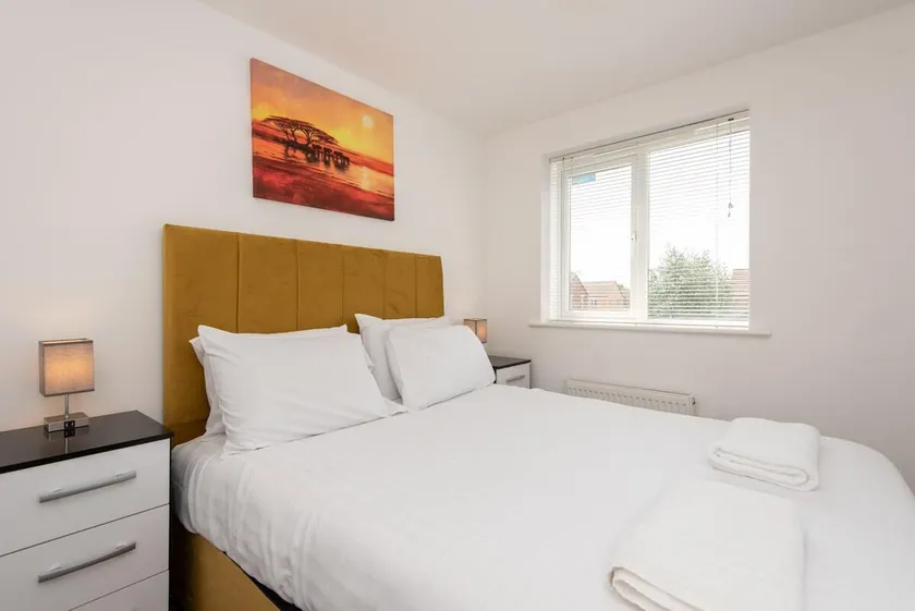 Thinford View 4 bed, 2bath, Parking, Garage - Image 1