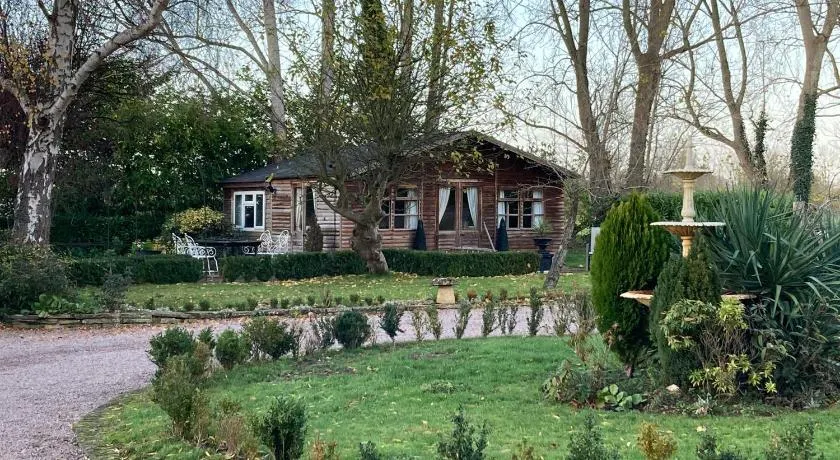 Log Cabin, Conveniently Situated halfway between Stratford and Warwick - Image 1